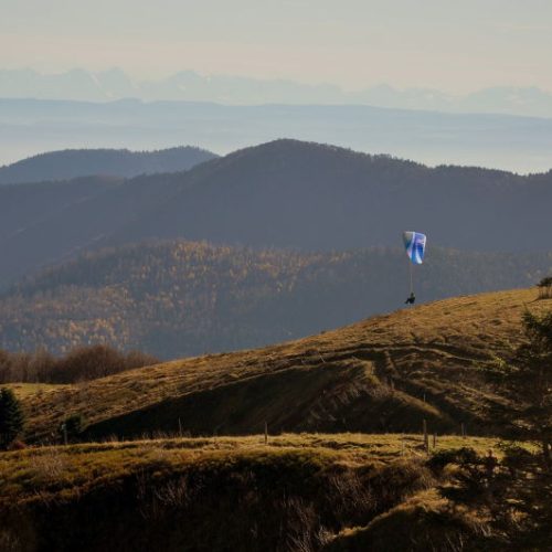 montagnes vosgiennes avec un parapentiste qui décolle