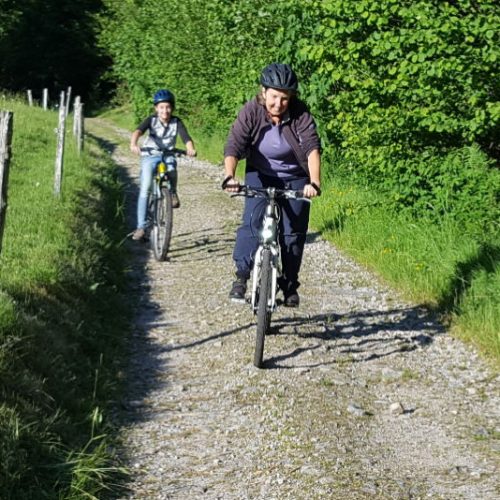 deux cyclistes sur un chemin de terre
