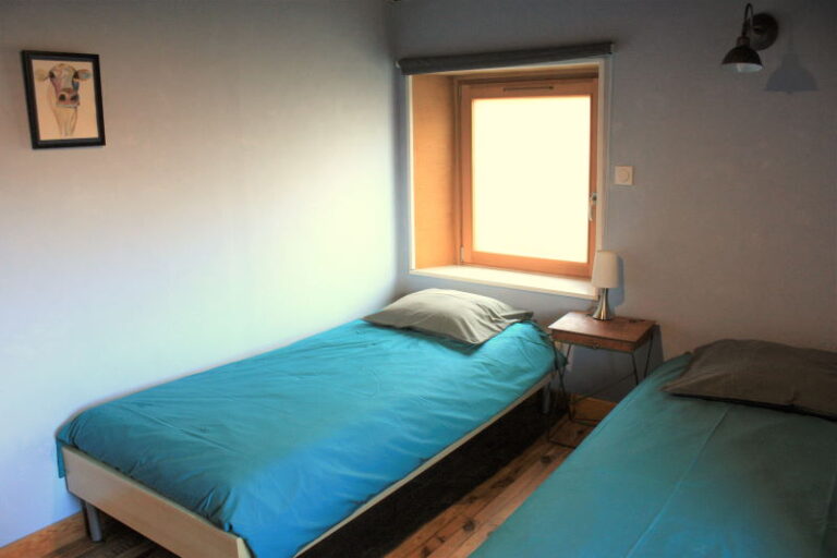 La petite chambre et ses 2 lits simples